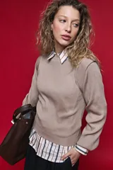 Sweater de punto rib color tostado, con hombros estructurados y mangas abullonadas con puños elásticos.