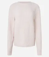 Suéter de punto texturizado de color beige, corte regular, con cuello redondo y manga larga con puños canelados.
