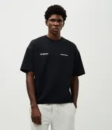 Remera de corte oversized color bordó, con cuello redondo y manga corta. Presenta un estampado en la espalda con lettering manuscrito que incluye las ciudades Paris, Tokyo y New York, junto con detalles tipográficos adicionales.