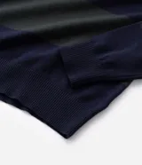 Suéter de punto con diseño de rayas horizontales anchas en bloques de color azul marino y verde oscuro. Presenta cuello tipo polo, mangas largas con puños acanalados y corte regular.