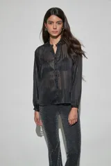 Blusa negra de tela semitransparente con diseño de rayas verticales texturizadas, cuello con volados y cierre frontal de botones.