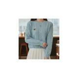 Buzo de punto celeste con cuello redondo, diseño trenzado y manga larga, confeccionado por la marca genérica.