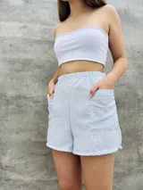Short de tiro alto con estampado animal print y bolsillos laterales.
