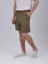 Bermuda color verde militar con cintura elastizada y cordón ajustable.