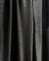 Pantalones negros de pierna ancha con diseño geométrico en lúrex plateado. Tiro medio con detalle de tableados en el frente.