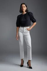 Pantalón de jean blanco, de corte recto y tiro alto.