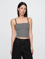 Musculosa ajustada de algodón con estampado de rayas horizontales en blanco y negro, escote recto y breteles finos negros.