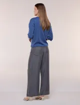 Buzo de calce relajado color negro, confeccionado en modal con cuello redondo clásico, mangas tres cuartos de hombros caídos con puño y ruedo recto.