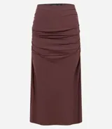 Pollera midi color marrón chocolate, con cintura elástica, frunces laterales y abertura en la parte trasera.