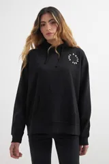 Hoodie negro con capucha, bolsillo canguro frontal y puños y ruedo acanalados. Presenta un pequeño estampado circular blanco en el pecho con el texto "HAVE A NICE DAY".