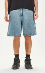 Bermuda de denim estilo carpintero, color celeste claro con efecto acid wash/desgastado. Presenta un calce oversize, bolsillos delanteros y un bolsillo utilitario lateral.