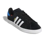 Championes adidas Campus ADV de estilo urbano, confeccionados en gamuza negra con las icónicas tres tiras laterales en blanco. Presentan un detalle en color azul brillante en el talón, suela de goma blanca y el nombre del modelo en letras doradas sobre el lateral.