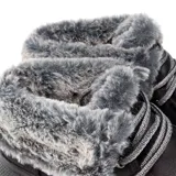 Botín Skechers Bobs Skipper - Hang Glider negro, estilo wallabee, con parte superior de microfibra con textura de piel, cuello de pelo sintético, cordones y plantilla SKECHERS Memory Foam.