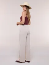 Pantalón wide leg plisado color verde, de tiro alto con pretina ancha elastizada y bolsillos laterales.