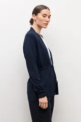 Ruana básica de tejido azul marino con cuello en V, cordón ajustable en la cintura y bolsillos frontales.