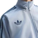 Campera deportiva Adidas de la selección de Italia, color celeste con las icónicas tres tiras en azul oscuro a lo largo de las mangas. Presenta cuello alto, cierre frontal completo, bolsillos laterales y el escudo de la selección junto al logo del trébol de Adidas en el pecho.