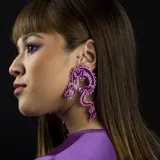 Par de aros colgantes con forma de dragones orientales rojos con detalles en plateado.