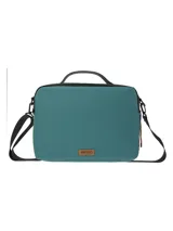 Maletín porta laptop RKF modelo Wr Gere Case, color verde, fabricado en poliéster reciclado resistente al agua. Cuenta con compartimento principal con cierre, correa ajustable y removible, asa superior y parche frontal con el logo de la marca.