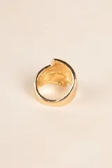 Anillo dorado con diseño geométrico.