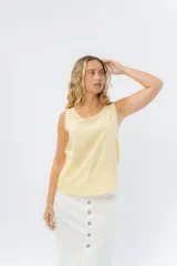 Musculosa amarilla pastel con escote redondo y detalle de lágrima en la espalda.