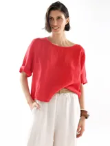 Remera roja de lino con cuello redondo y mangas cortas con dobladillo.