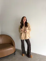 Pantalón tipo oxford de tiro alto con estampado animal print de leopardo, confeccionado en tela con caída fluida.