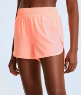 Short runner deportivo Get Over de color salmón, con cintura elástica y bajo redondeado, diseñado para running y entrenamiento.