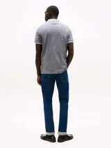 Chomba gris de algodón orgánico y lino con cuello y borde de mangas blancos, corte regular y logo bordado en el pecho.