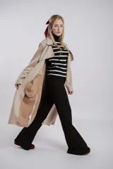 Pantalón blanco de felpa con cintura alta tipo faja y corte acampanado.