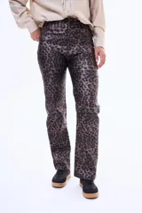 Pantalón de corte recto y tiro medio con estampado animal print de leopardo en tonos marrones y negros. Cuenta con cierre frontal y bolsillos laterales.
