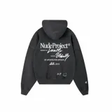 Campera con capucha Nude Project de corte oversize, color negro con efecto lavado, con estampa tipográfica y gráfica en la espalda.