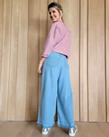 Pantalón de jean azul de corte palazzo.