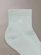 Pack de tres pares de medias cortas Calvin Klein, confeccionadas en mezcla de algodón. Incluye un par color blanco, un par gris melange y un par verde menta, todos con el logo de la marca bordado en el tobillo.