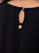 Vestido largo color marrón claro, sin mangas y corte recto.