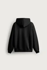 Sudadera con capucha de corte relajado, confeccionada en tejido de algodón con interior cepillado. Presenta manga larga, bolsillo frontal tipo canguro y acabados en rib en puños y bajo.