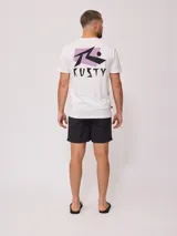 Remera blanca de algodón con estampado gráfico en la espalda. El diseño presenta el logo de Rusty en negro sobre un fondo rectangular lila, con tipografía angular.