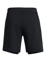 Short deportivo 2 en 1 de Under Armour, compuesto por un pantalón corto exterior ligero y un short de compresión integrado. Presenta cintura elástica con cordón, bolsillos laterales y logo reflectante en la pierna.