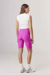 Calza corta de lycra color fucsia.