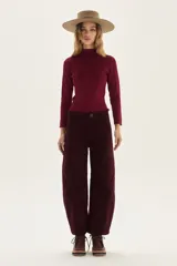 Pantalón de pana con corte barrel, de tiro medio y pierna redondeada. Cuenta con cierre frontal y bolsillos laterales.