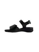 Sandalia de cuero negro con diseño de tiras anchas y textura grabada. Cuenta con cierre de velcro ajustable en el tobillo y en el empeine, sobre una suela ergonómica de goma.