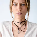 Gargantilla con cordón de gamuza negro y dije de plata 925 en forma de rama.