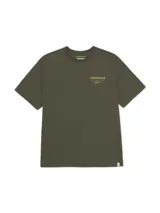 Remera de manga corta color verde oliva con cuello redondo. Presenta un gráfico bordado en el pecho con el logo de la marca y detalles de ubicación, además de un pequeño parche bordado en la manga.