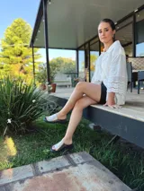 Sandalias chatas de cuero color peltre, fabricadas en Uruguay.