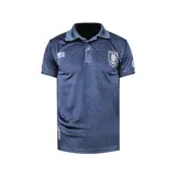 Chomba azul con cuello tipo polo, mangas cortas, escudo de la Asociación Uruguaya de Fútbol en el pecho y bandera de Uruguay en la manga.