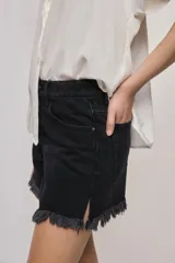 Short de jean blanco de tiro medio con silueta relajada y detalle de ruedo desflecado con flecos.