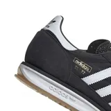 Championes adidas modelo SL 72 RS, de diseño retro con base negra, franjas laterales blancas y suela de goma dentada. Presenta detalles en blanco en el talón y entresuela, con el logo de la marca en la lengüeta y lateral.