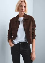 Jeans estilo flare tiro medio de color negro, confeccionados en tejido confort con elasticidad. Presentan diseño de cinco bolsillos, trabillas para cinturón y cierre delantero con cremallera y botón.