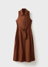 Vestido midi de color marrón, con diseño evasé, cuello camisero y cierre frontal con botones. Presenta un cinturón ajustable a la cintura y un diseño sin mangas con tirantes anchos.
