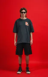 Remera de calce oversize color carbón, confeccionada en algodón premium. Presenta cuello redondo, mangas cortas y un pequeño estampado gráfico de Mickey Mouse en el pecho.