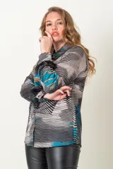 Camisa italiana de satén con estampado abstracto en tonos negro, beige y celeste. Tiene cuello clásico, cierre frontal con botones y mangas largas con puños adornados con plumas negras.